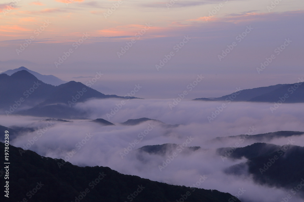 山の夜明け（鳥海山からの眺望）　Dawn of the mountain (view from Mt.Chokai)