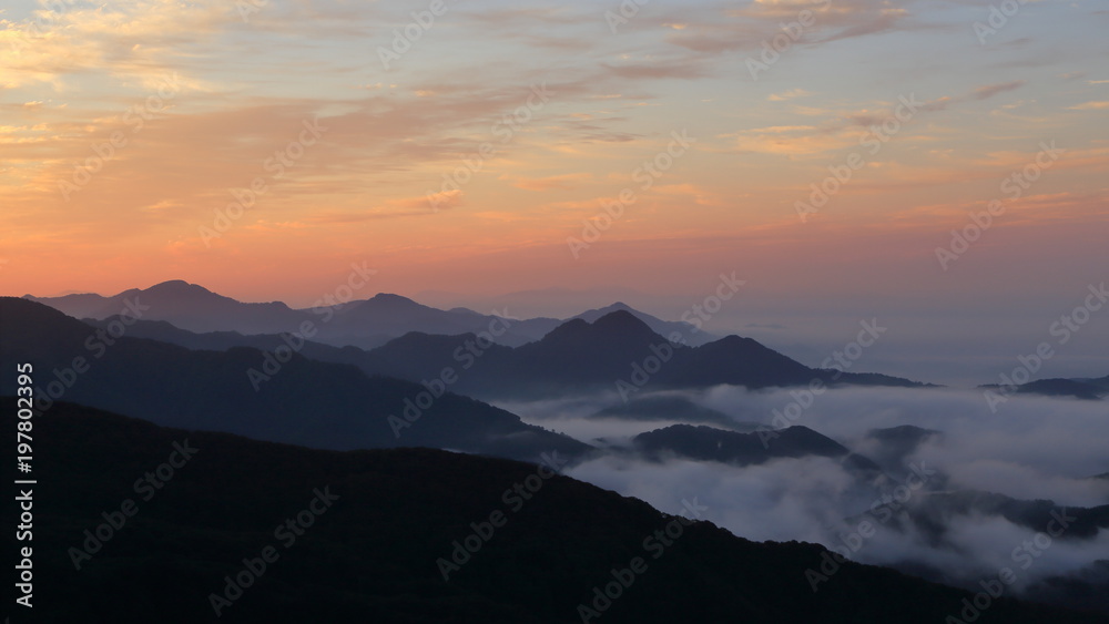 山の夜明け（鳥海山からの眺望　16：9）　Dawn of the mountain (view from Mt.Chokai)