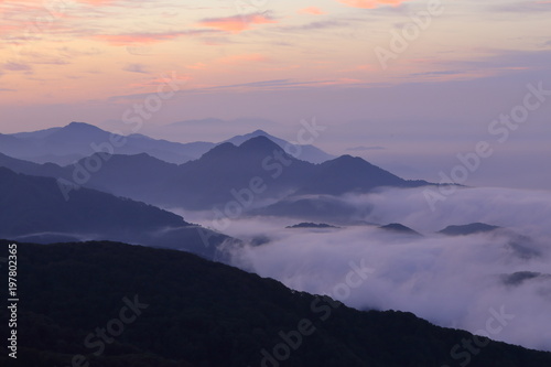 山の夜明け（鳥海山からの眺望）　Dawn of the mountain (view from Mt.Chokai) © tera