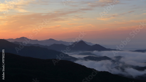 山の夜明け（鳥海山からの眺望 16：9） Dawn of the mountain (view from Mt.Chokai)
