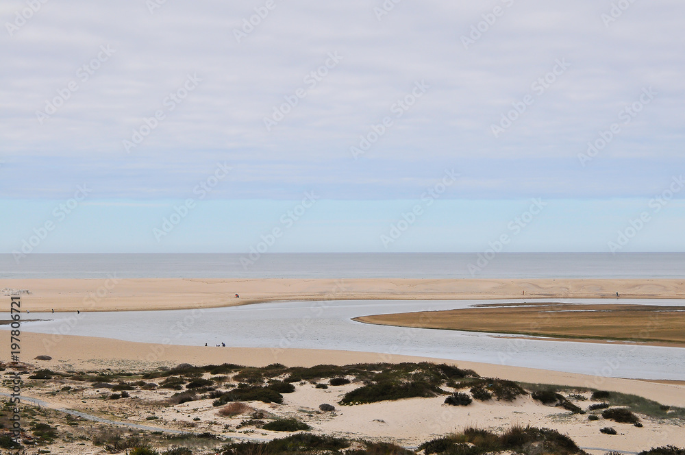 Portugal tem uma costa com muitas e belas praias Portugal tem uma costa com muitas e belas praias