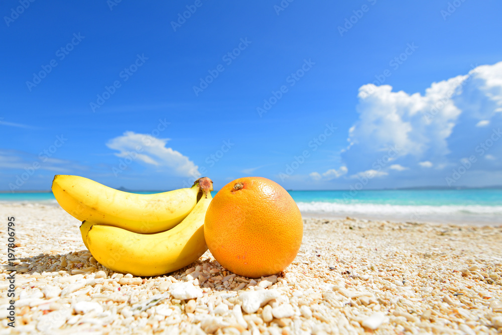 美しい沖縄のビーチと果物