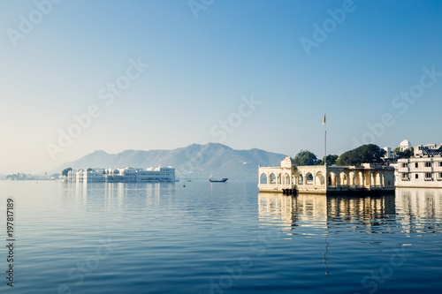 Fototapeta Naklejka Na Ścianę i Meble -  Mohan Temple and Taj Lake Palace at Pichola lake in Udaipur, India