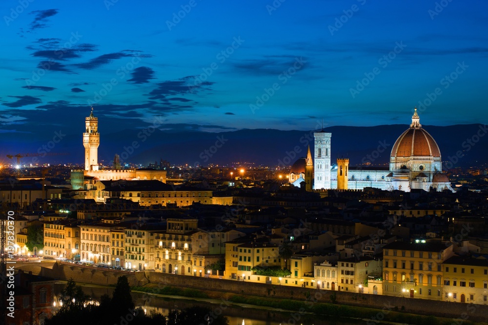 イタリア ルネサンスの街フィレンツェの夕景