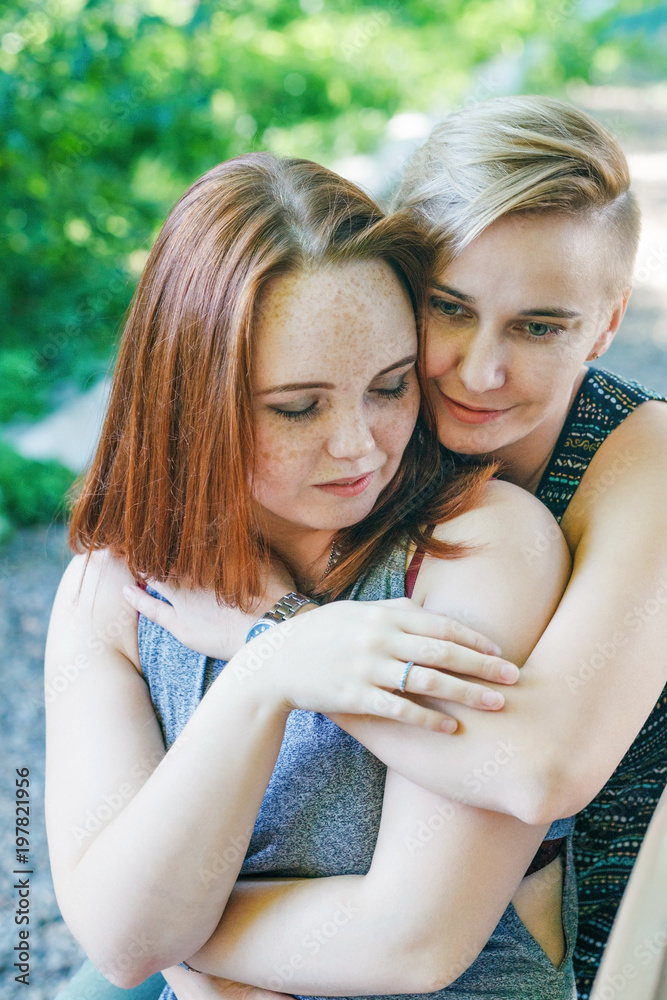 © photo_mts - The alternative couple is about to kiss