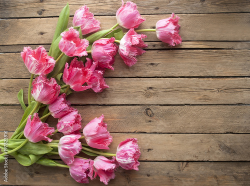 Розовые тюльпаны на натуральном деревянном фоне