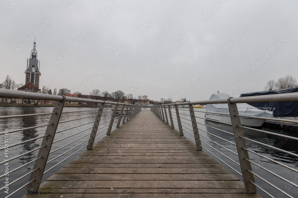Bootsanleger in der Havel in Potsdam an einem bedeckten Frühlingsmorgen