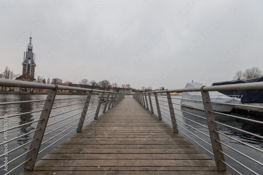 Fototapeta premium Bootsanleger in der Havel in Potsdam an einem bedeckten Frühlingsmorgen