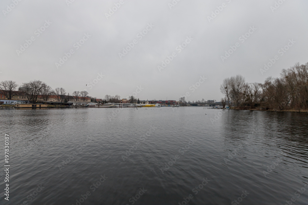 Die Havel in Potsdam an einem bedeckten Frühlingsmorgen Die Havel in Potsdam an einem bedeckten Frühlingsmorgen