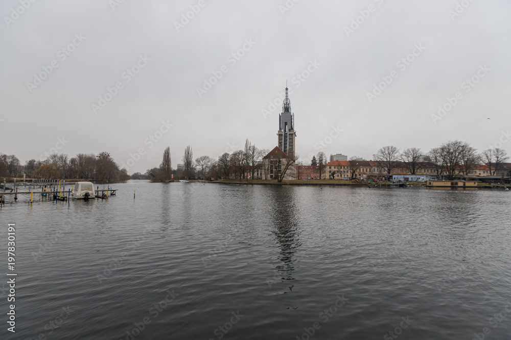 Die Havel in Potsdam an einem bedeckten Frühlingsmorgen