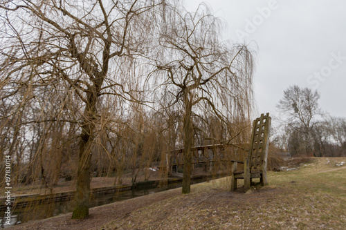 Holzstuhl an der Havel in Potsdam an einem bedeckten Fr  hlingsmorgen