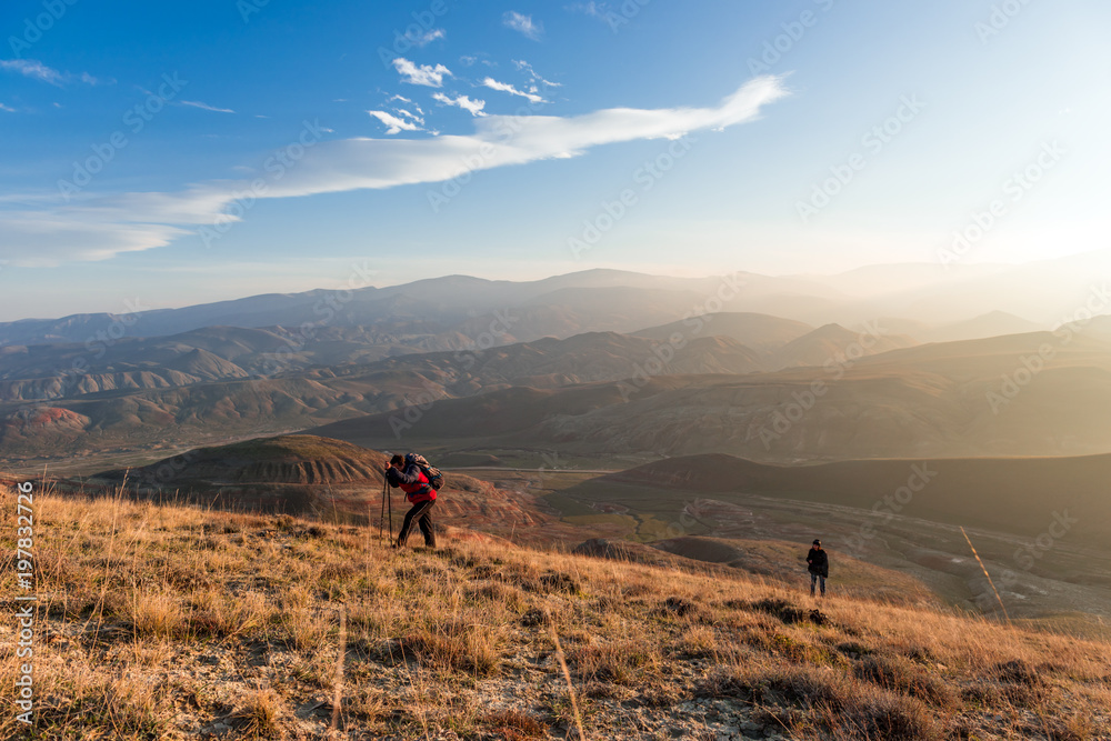 Obraz premium Travelers climbs to the mountain peak