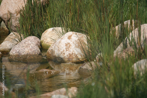 Ruhe und Gelassenheit Steine Wasser grünes Gras