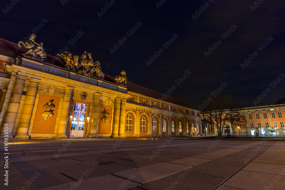 Historische Gebäude in der Potsdamer Innenstadt bei Nacht