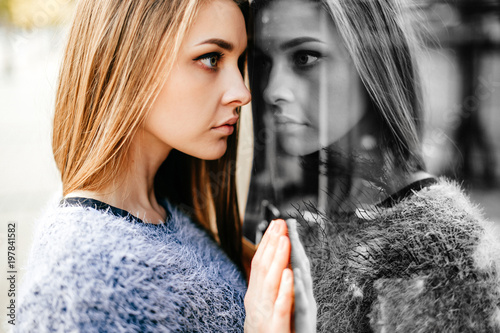Платно Self reflection portrait of amazing young girl in mirrored window