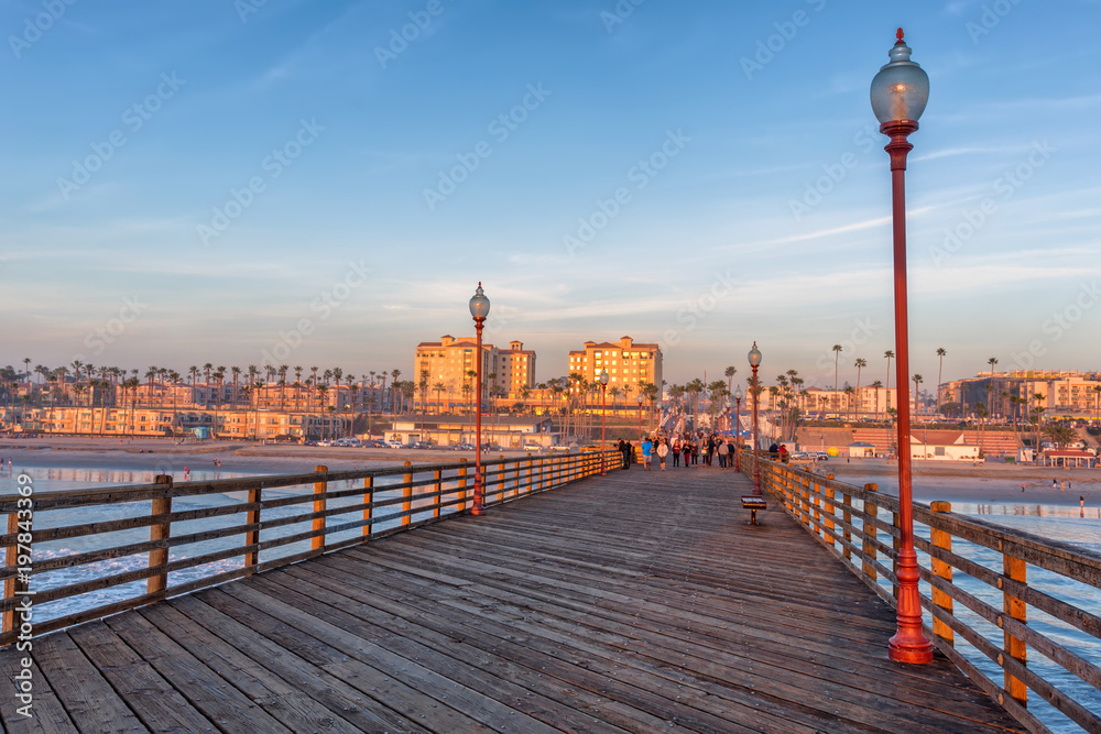 Obraz premium California Oceanside pier over the ocean at sunset with beach, travel destination