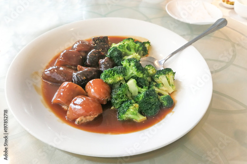 Braised mushroom with sea cucumber and broccoli, popular Chinese delicacy