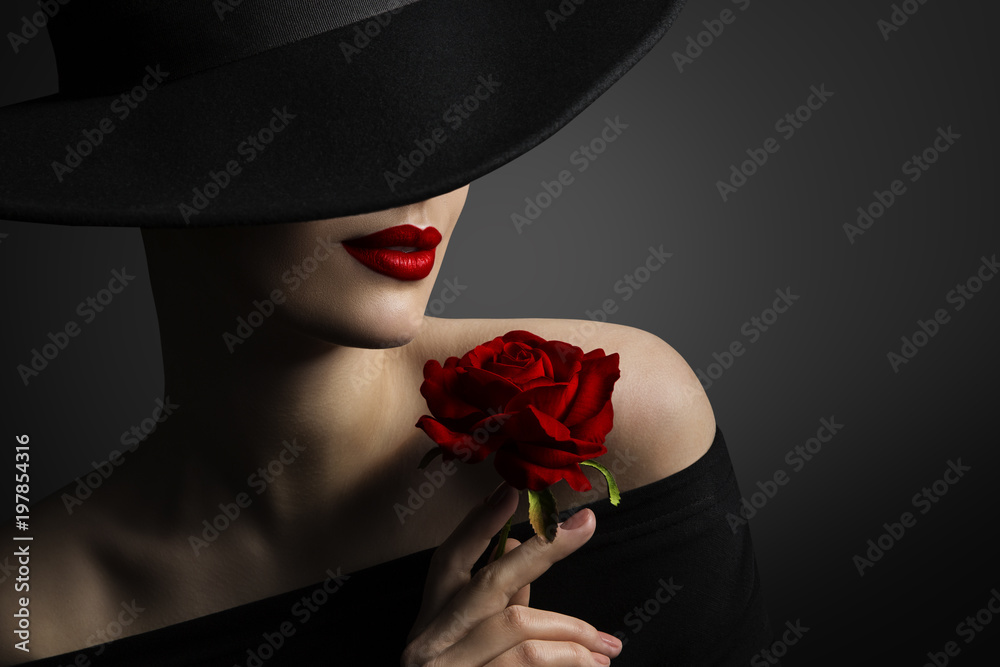 Naklejka premium Kobiety Czerwone wargi i róża kwiat, moda modela piękna portret w Retro kapeluszu na Czarnym tle