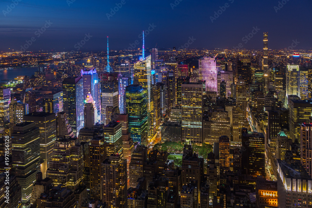 Obraz premium Widok z lotu ptaka na Manhattan w nocy, Nowy Jork.