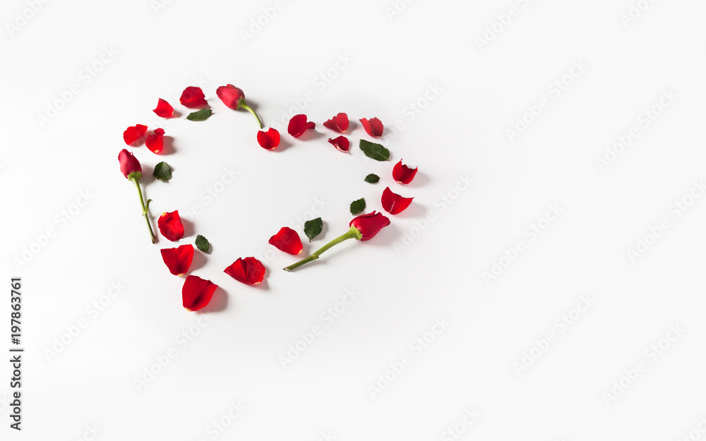 Herzform aus roten Rosenblättern und Rosenblüten, Muttertagsherz