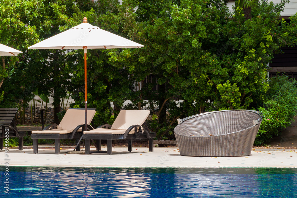 Obraz premium Bed and sofa at swimming pool side