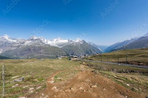 スイスの山並みと鉄道