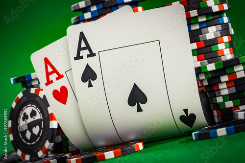 Obraz na plátně Stack of chips and two aces on the table on the green baize
