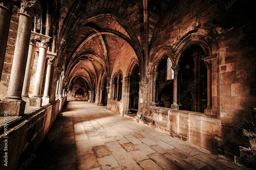 Łukowy korytarz w Katedrze Se w Lizbonie