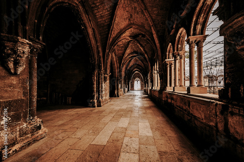   ukowy korytarz w Katedrze Se w Lizbonie