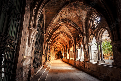 Łukowy korytarz w Katedrze Se w Lizbonie