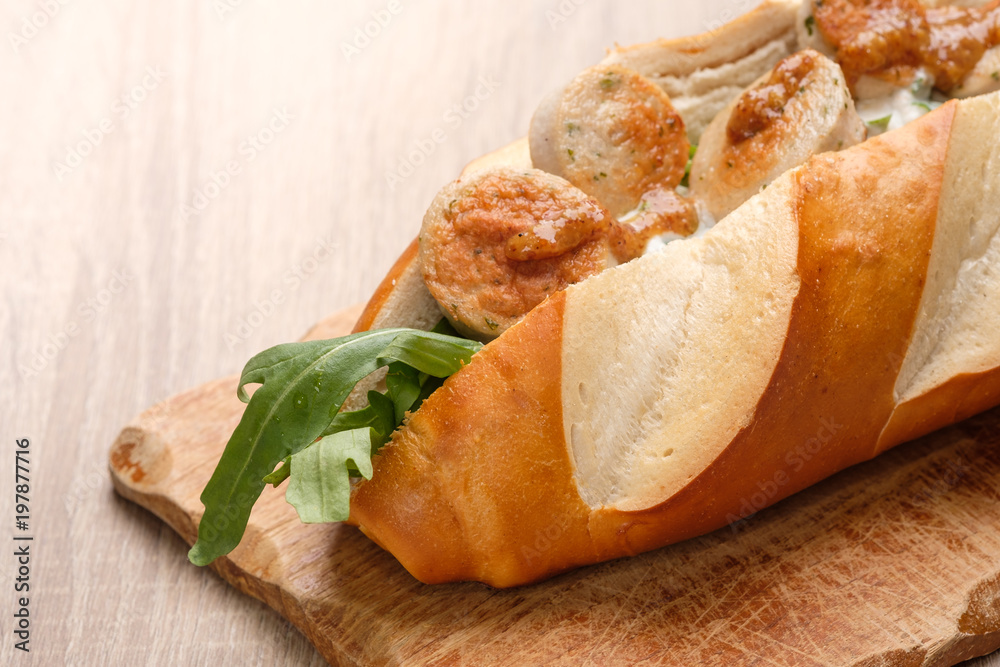 Laugen Sandwich mit gebratener Weißwurst und süßer Senf Stock Photo ...
