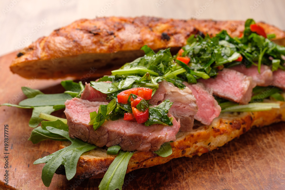 Baguette Sandwich mit Rindfleisch sous vide und Kräuter Sauce