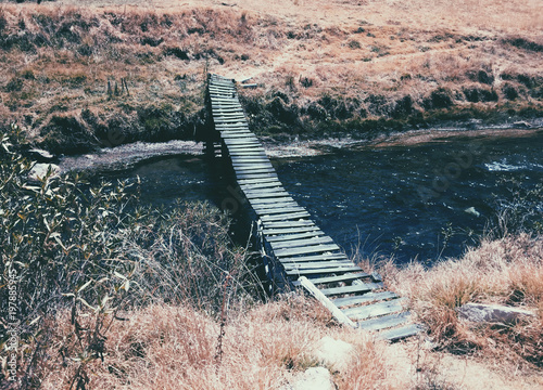 wackelige Brücke über einen Fluss in Peru