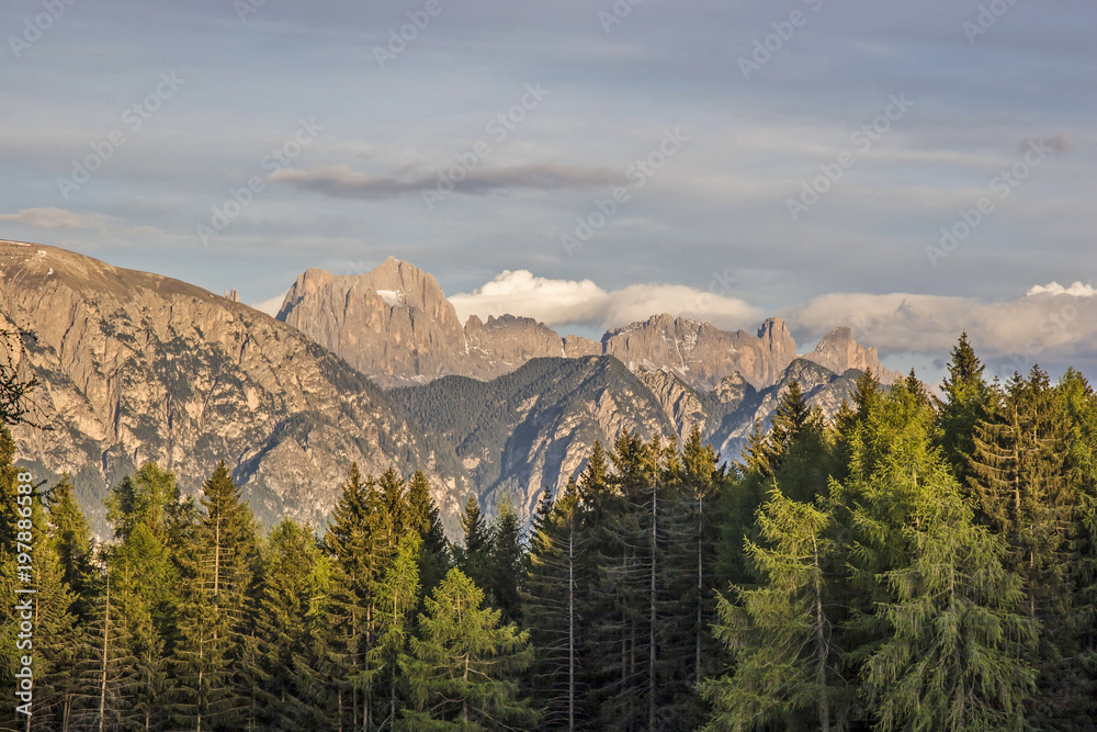 Blick auf den Schlern und die Rosengartengruppe  in Südtirol