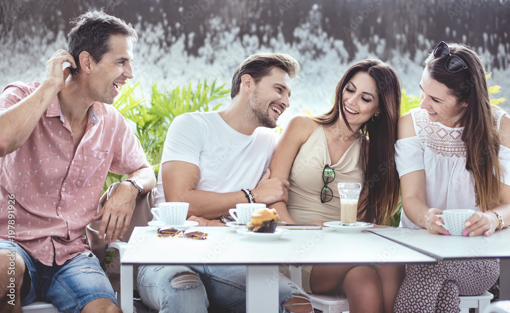 Obraz premium Group of cheerful friends in the coffe house