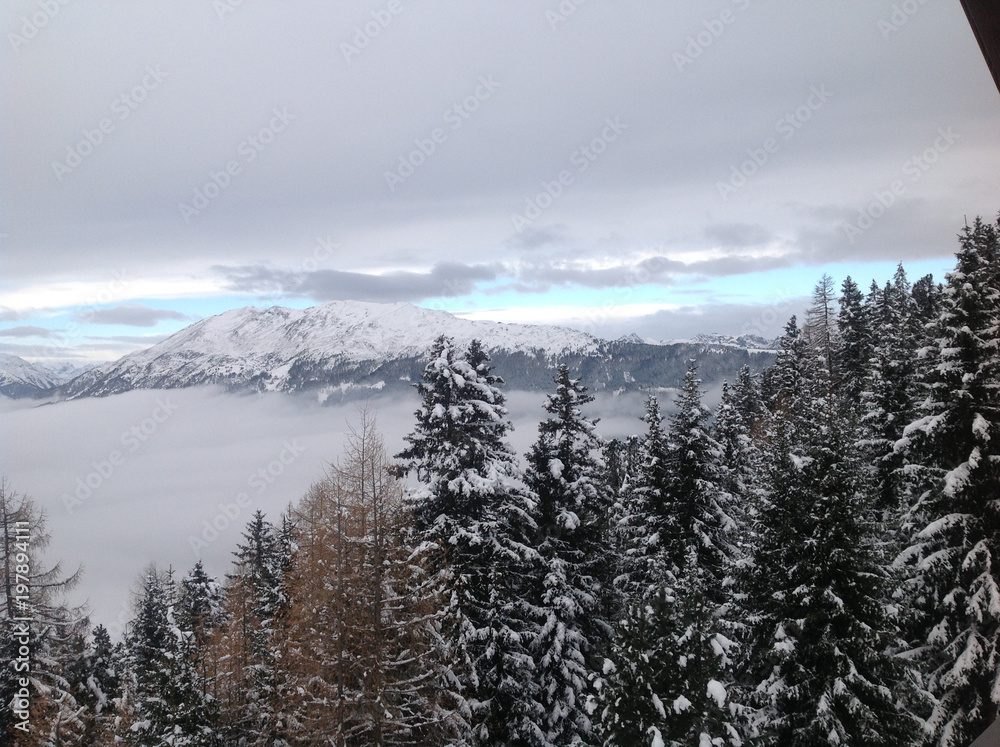 Berglandschaft Winter über Wolkenhimmel