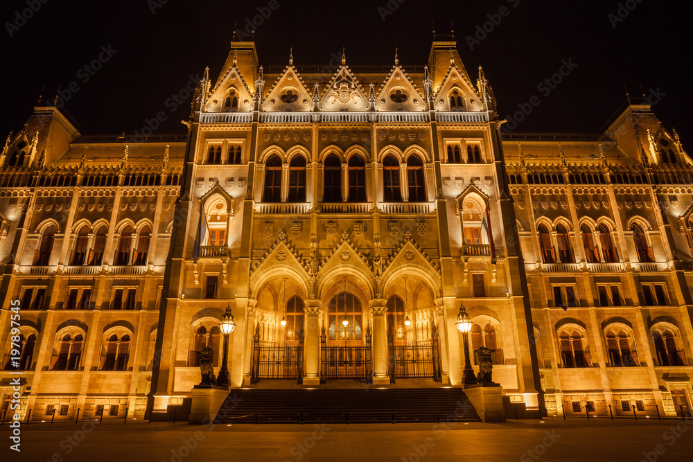 Fototapeta premium Hungarian Parliament Building at Night in Budapest