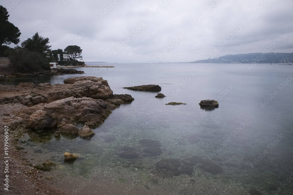 Une plage rocheuse au cap d'Antibes Une plage rocheuse au cap d'Antibes
