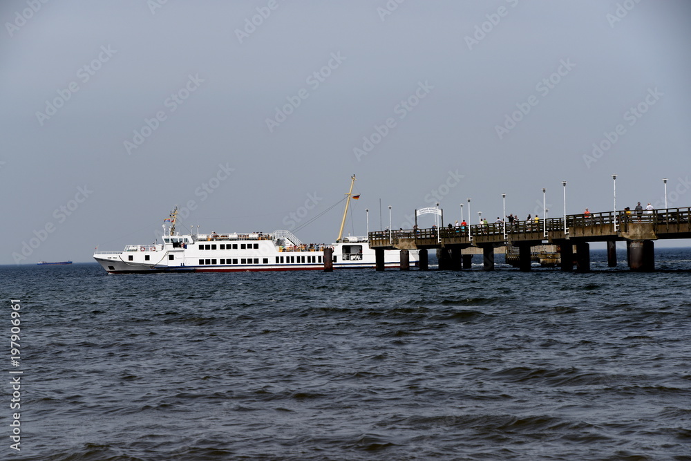 Fahrgastschiff legt von der Seebrücke Ahlbeck ab