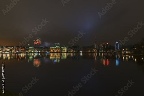Jungfernstieg Skyline in Hamburg bei Nacht und Feuerwerk © Dennis