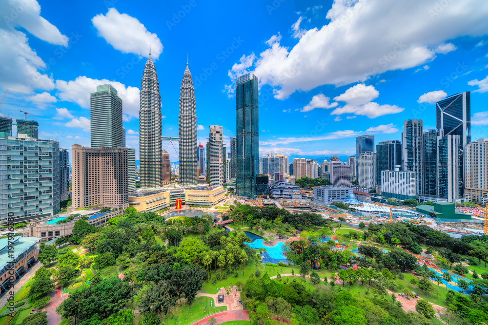 Kuala Lumpur, Malaysia. The Twin Towers and KLCC Park - obrazy, fototapety, plakaty 