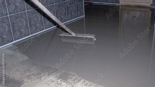 Floor leveling. Filling the floor with a self-leveling compound