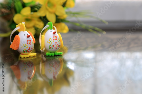 Dwa jaja Wielkanocne w kształcie kurcząt z odbiciem.