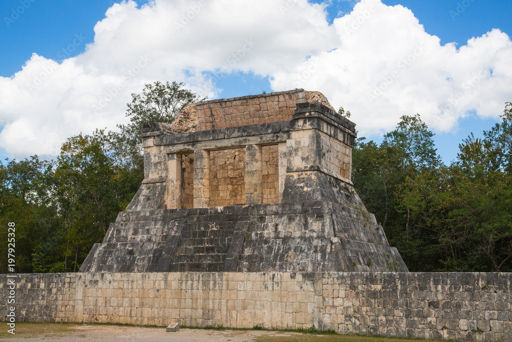 Mexico, Chichen Itzá, Yucatán. Mayan Great Ball court and Temple of Jaguar.