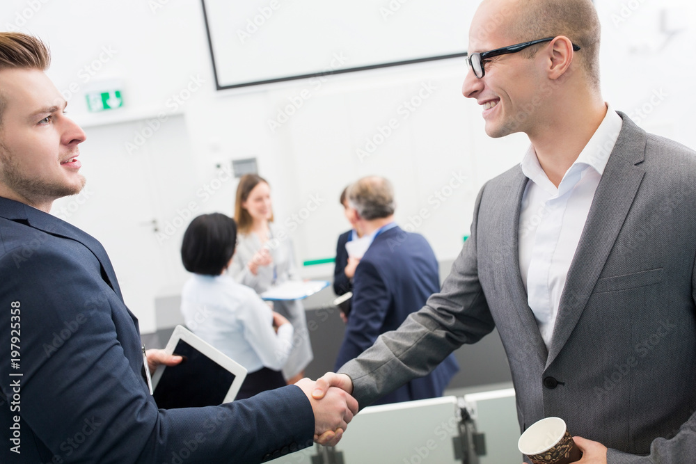 Zwei Geschäftsleute vereinbaren Kooperation Stock-Foto | Adobe Stock