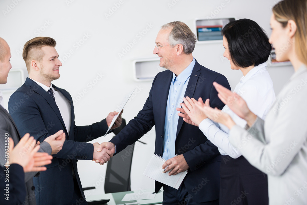 Zwei Geschäftsleute gratulieren sich mit Handschlag Zwei Geschäftsleute gratulieren sich mit Handschlag