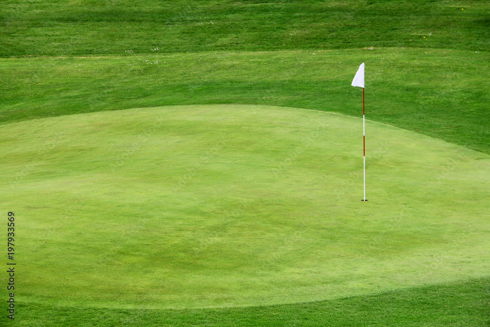 Obraz premium Golf flag on the green grass