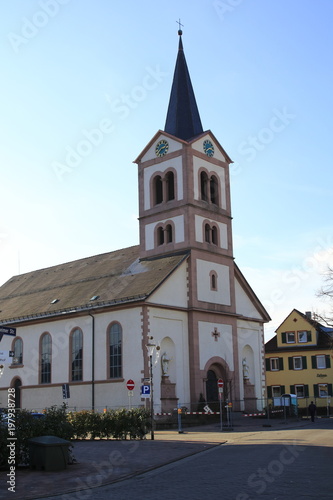 Kirche St. Katharina am Dorfplatz in Sandweier, einem Vorort von Baden-Baden