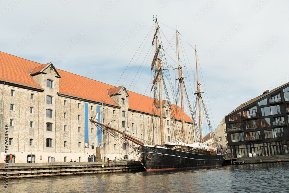 Obraz premium 3 mast segelschiff im hafen