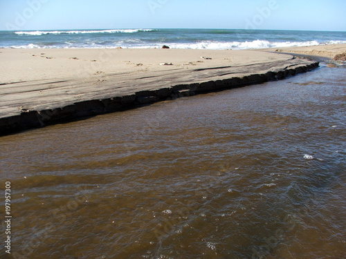 Río desembocando en el mar. photo